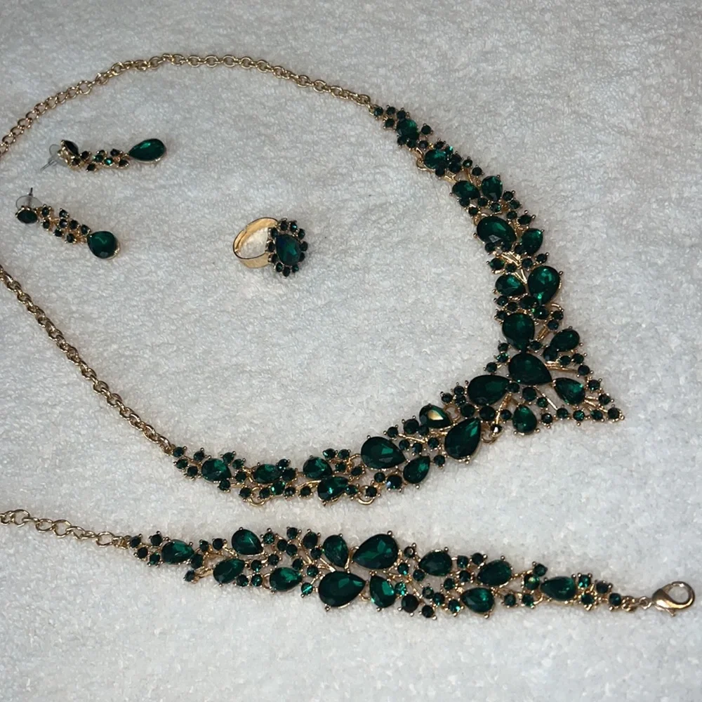 Emerald Necklace Set - Picture 4 of 4